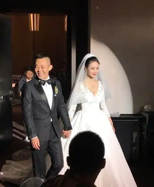 53岁老戏骨刚感谢完发妻,转头连娶两任小娇妻,男人的嘴骗人的鬼