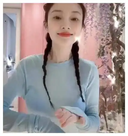 李小璐又开始作妖,衣服故意穿小一码,大秀好身材