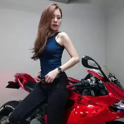 当旗袍长腿小姐姐趴在两轮的那一刻,法拉利都输了