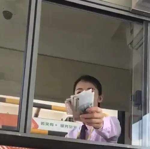 收费站美女爆红网络,成宅男女神,网友做我女朋友行吗