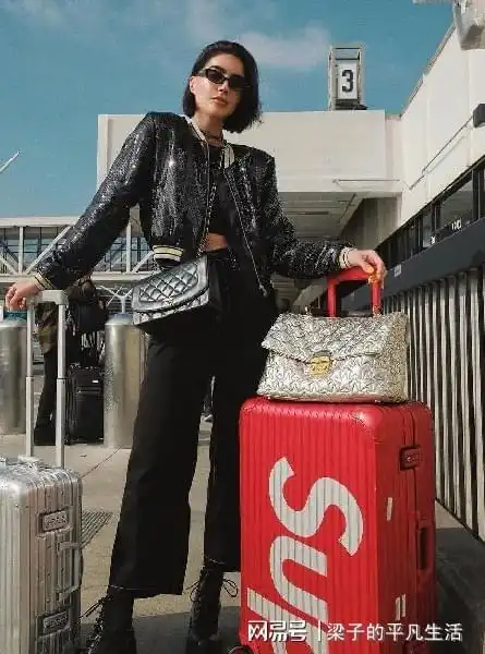 小白鞋已经不时髦了2022最流行穿裤子马丁靴,又飒又撩