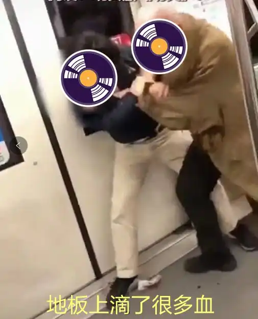 沪地铁上两男子又现全武行,画面十分惨烈,中年人也不讲武德啊