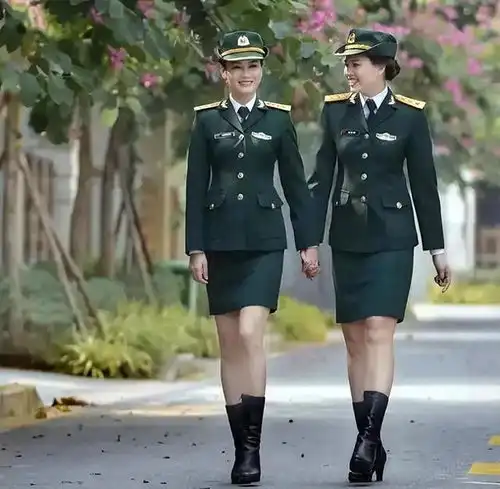 越南陆军两位女兵,穿新配发的夏常服,很像07式军服