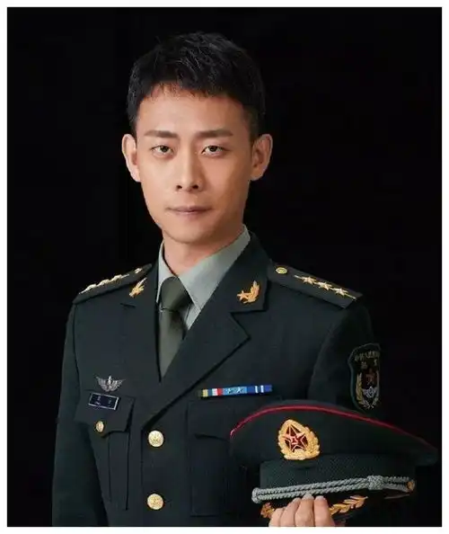 明星都穿着军装杨洋和不成熟的许露梅,但是贾乃亮没有被认出
