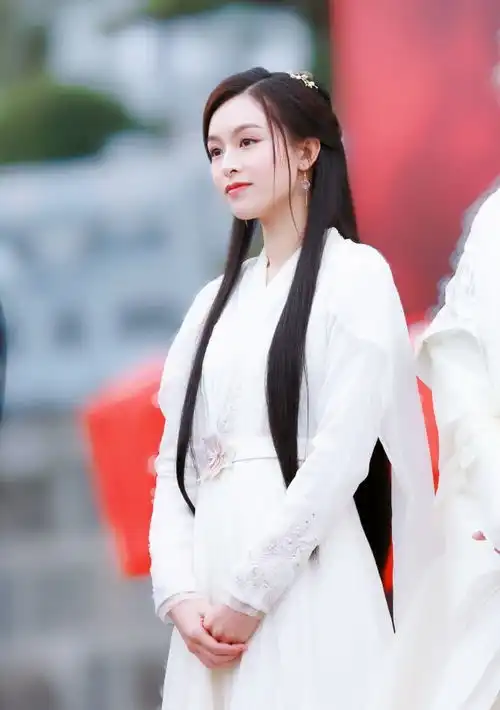 文咏珊真会穿,绿色毛衣搭配荷叶边连衣裙嫩成少女,嫩回20岁