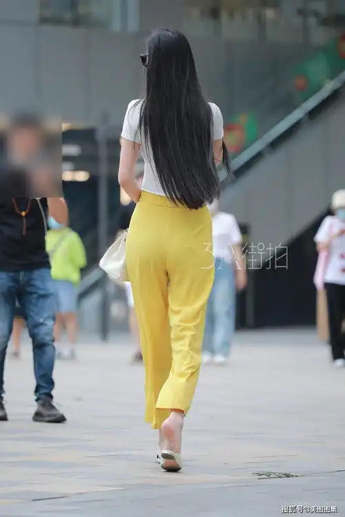 我还是很喜欢你,像雨滴落在绿苔红泥,柔软散去