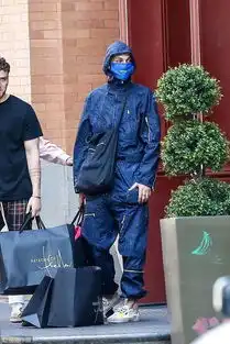 名模吉吉包弟踩小脏鞋路边吸烟与中年妇女勾肩搭背豪放不羁