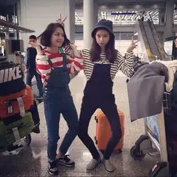 这个右边的女生叫什么名字经常出现在微博上很多她的照片好可爱啊