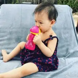 张梓琳泰国度假,女儿继承父母基因一岁就有大长腿
