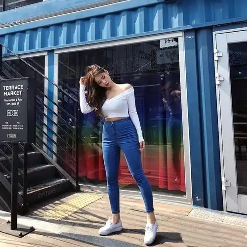 紧身牛仔裤小姐姐,搭配出性感曼妙身姿,潮味十足