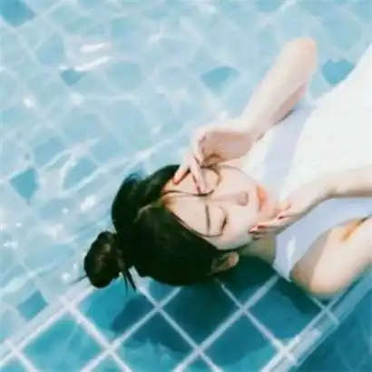 唯美好看蓝色控女生头像,泳池边的湖边海边居家的都有