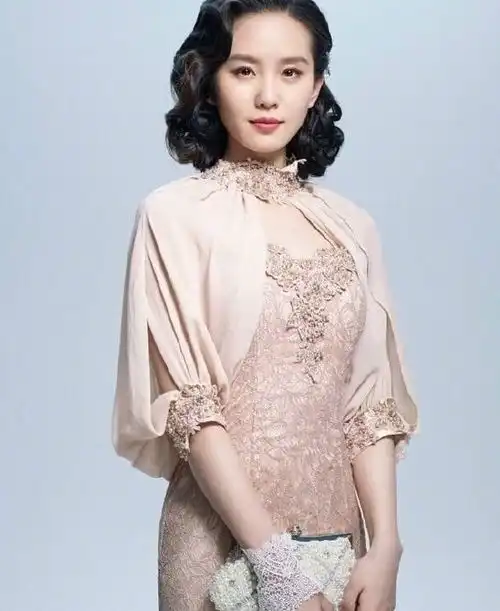 将旗袍穿的如此风华绝代的诗诗,嫁给了爱情,美的令人艳羡