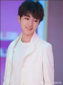 王俊凯为何从不戴眼镜看他戴上眼镜后,才知为啥女生都喜欢他