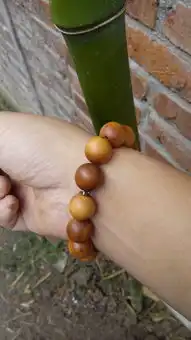 崖柏手串珠子除了穿线的小孔还有一些小孔是什么问题