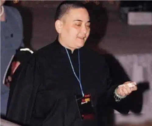皈依佛门多年的何超雄,最近为何要将胞姐何超贤告上法庭