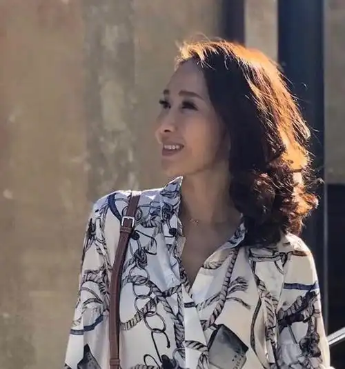 黎姿带仨女儿搓汤圆,49岁仍美貌惊人,小v脸高山根超强抢镜