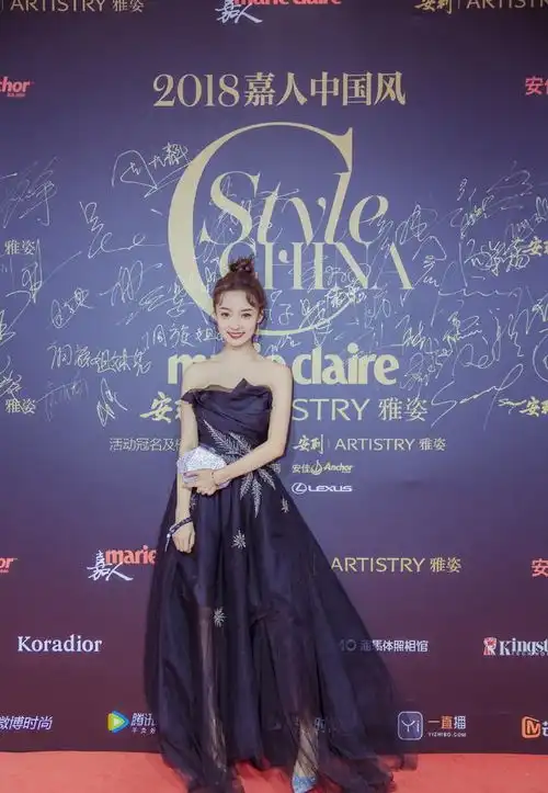 曾演赵丽颖闺蜜她迅速走红,穿西装配轻纱裙,走复古风个性极了