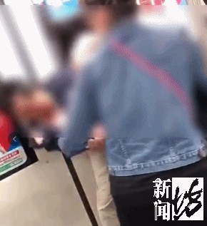 拳拳到肉上海地铁内两中年人互殴见血这次又是为了啥