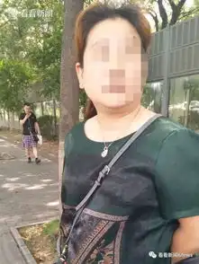 捡到手机,却要求失主给她2000元,双方协商未果,她竟怒砸手机