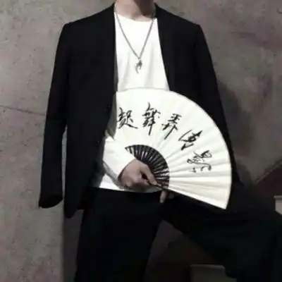 扇子头像男手拿扇子美少年图片