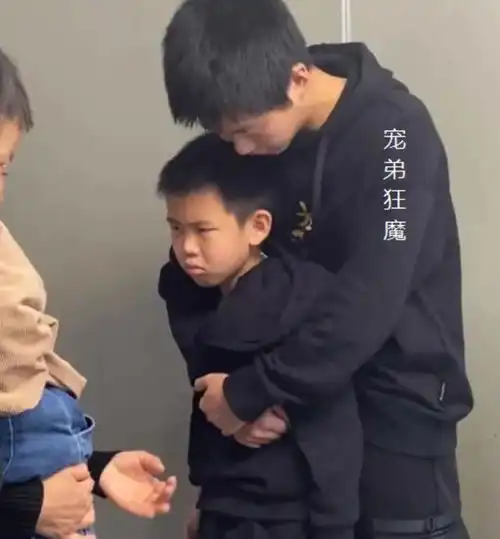 孙卓与弟弟雪中打闹,当初那个小淘气回来了,孙海洋乐得合不拢嘴