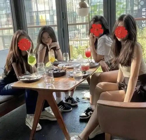 15岁李嫣参加名媛闺蜜聚会背心短裤竟美成焦点,气质赶超王菲