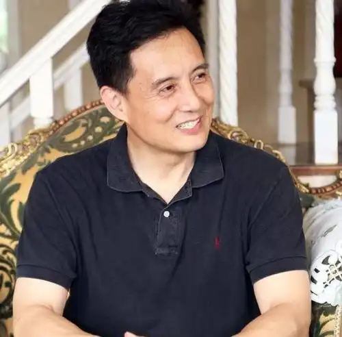 白龙马王伯昭,被张卫健谢霆锋暴打入院,如今63岁卖卤肉为生
