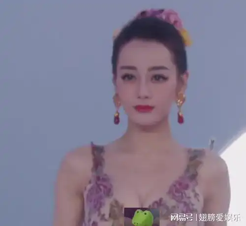 gq沙滩红毯来了热巴雀斑妆迷人,baby粉裙仙气,关晓彤是失策了