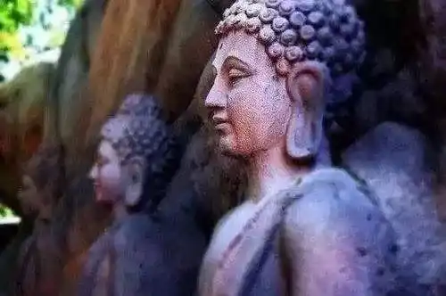 问佛静静地聆听,祈求佛祖能告诉我心中的答案