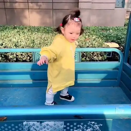 这个小淘气,带她出来玩,还没一会裤子就给玩脏了