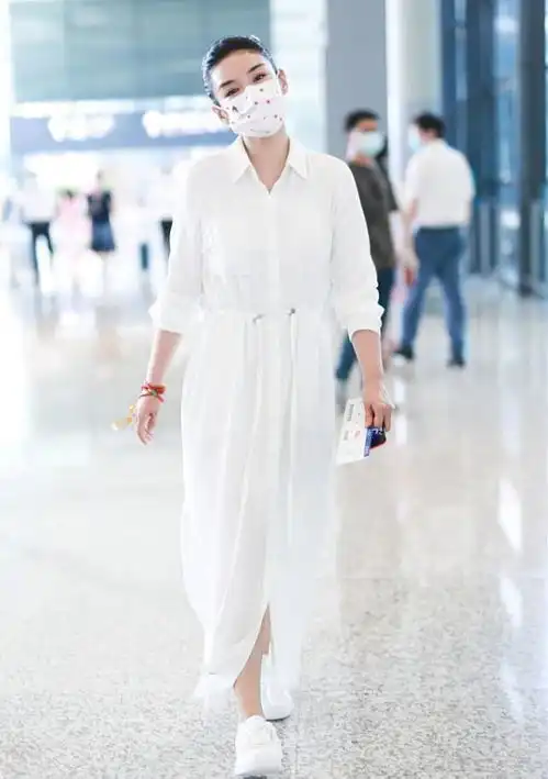 黄奕低调亮相,身穿白色裙子优雅高级,这才是40和女人的时髦