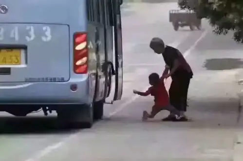 深圳,一中年男人地铁上掩面痛哭,原来是老家母亲出事了,心酸父母