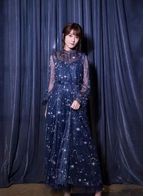 徐娇真的长大了,萌妹变成小女人,打扮也愈发妩媚了