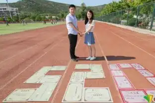 学霸情侣秀恩爱137张证书摆520