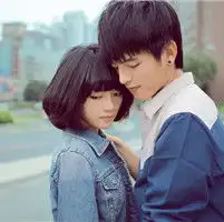 2013qq情侣头像一男一女傻傻地守着我们的幸福