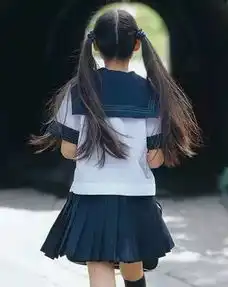 杭州16岁的女高中生离家出走与富二代去旅游了,父母看到穿着短裙光着腿的她一时没认出来...