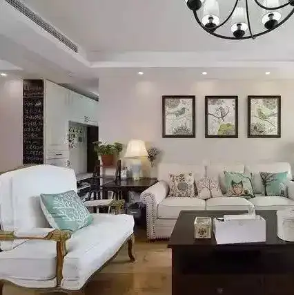 120㎡美式三居装修,客厅的软装搭配很有格调