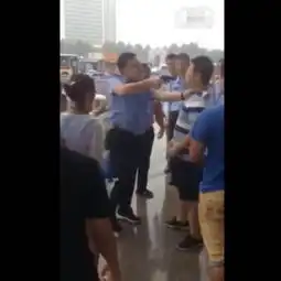 曝山东警察拔枪指男子头你想袭警欢迎来