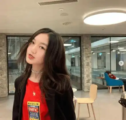 曾因兔唇被网友骂丑的王菲女儿,如今都潮成这样了
