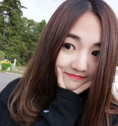 金龟子女儿颜值逆天,13岁与青梅竹马相恋7年,父母竟大力支持