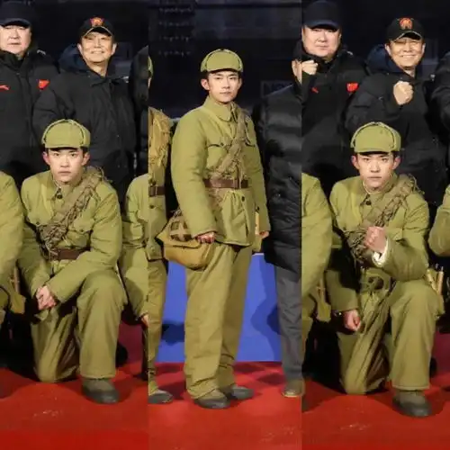 长津湖动员大会现场照穿军装的易烊千玺一身正气,朝气满满