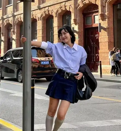 女人到了中年,建议少穿这5条裙子,显廉价又俗气,关键还掉档次