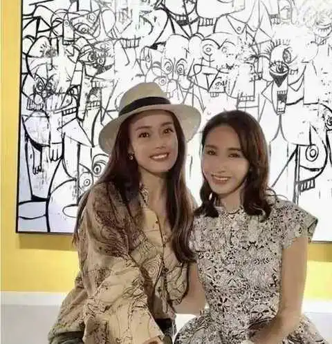 49岁黎姿带三女儿看画展,偶遇容祖儿,相差9岁看不出差距
