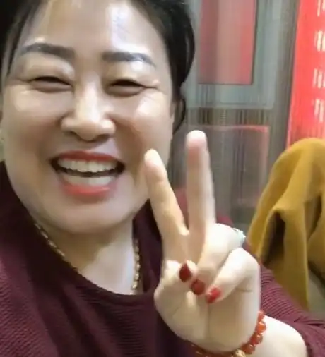 53岁大妈和36岁年轻小伙再婚,大妈晚上太折腾