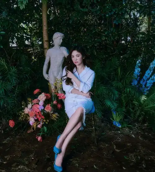 宋慧乔也是个长腿姐姐波浪卷发优雅动人,一双美腿特别耀眼