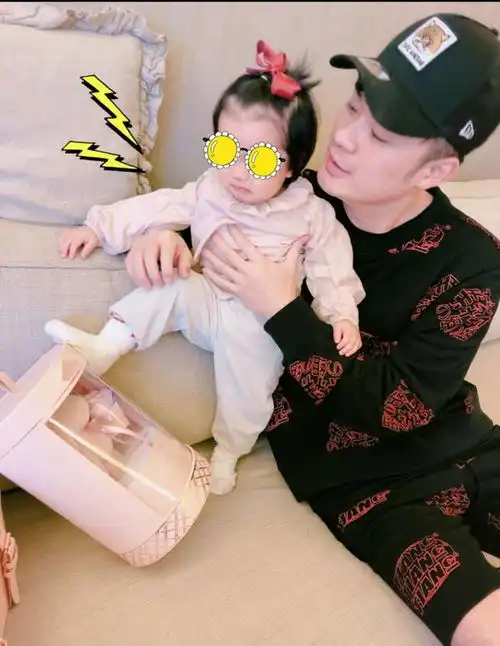 张子萱晒女儿近照,爸爸带是霸道小公举,妈妈带变文静小仙女