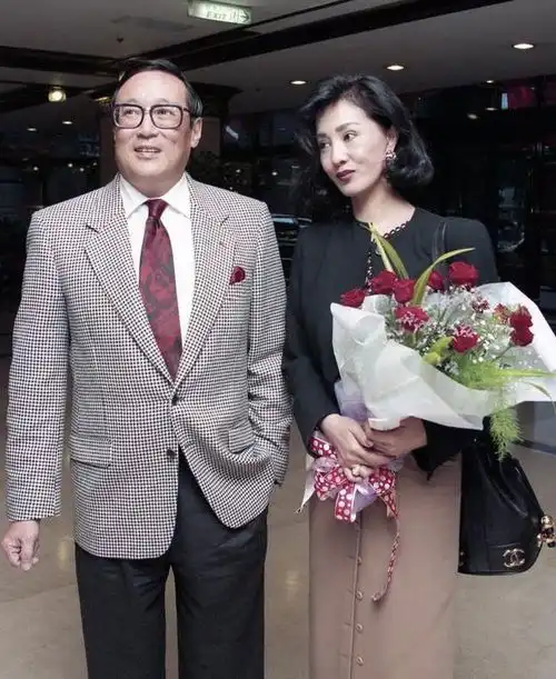 40岁世界女船王,嫁给小15岁男友,拼命生二胎,揭开豪门联姻真相