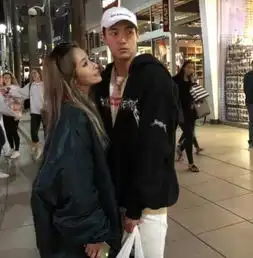被人嘲笑多年官宣小16岁男友40岁萧亚轩绝对是娱乐圈的奇女子