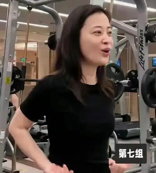50岁梅婷现身健身房,穿黑色紧身衣身材窈窕,素颜出镜完全不怂