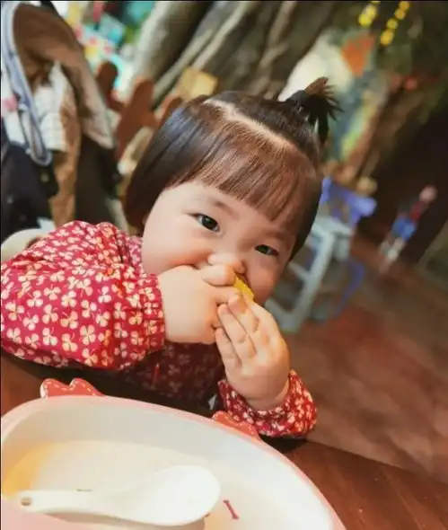 乔杉亲女儿肚皮河景房漂亮抓周让他惊喜万分,坐等70岁开后门